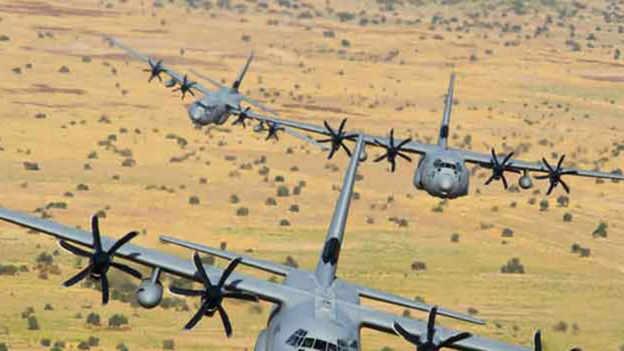 ഹൈവേയില് പറന്നിറങ്ങിയ ഇന്ത്യന് ഹെര്ക്കുലീസ് ശത്രുക്കളെ ഭയപ്പെടുത്തുന്നത് ഇങ്ങനെ ഹൈവേയില് പറന്നിറങ്ങിയ ഇന്ത്യന് ഹെര്ക്കുലീസ് ശത്രുക്കളെ ഭയപ്പെടുത്തുന്നത് ഇങ്ങനെ