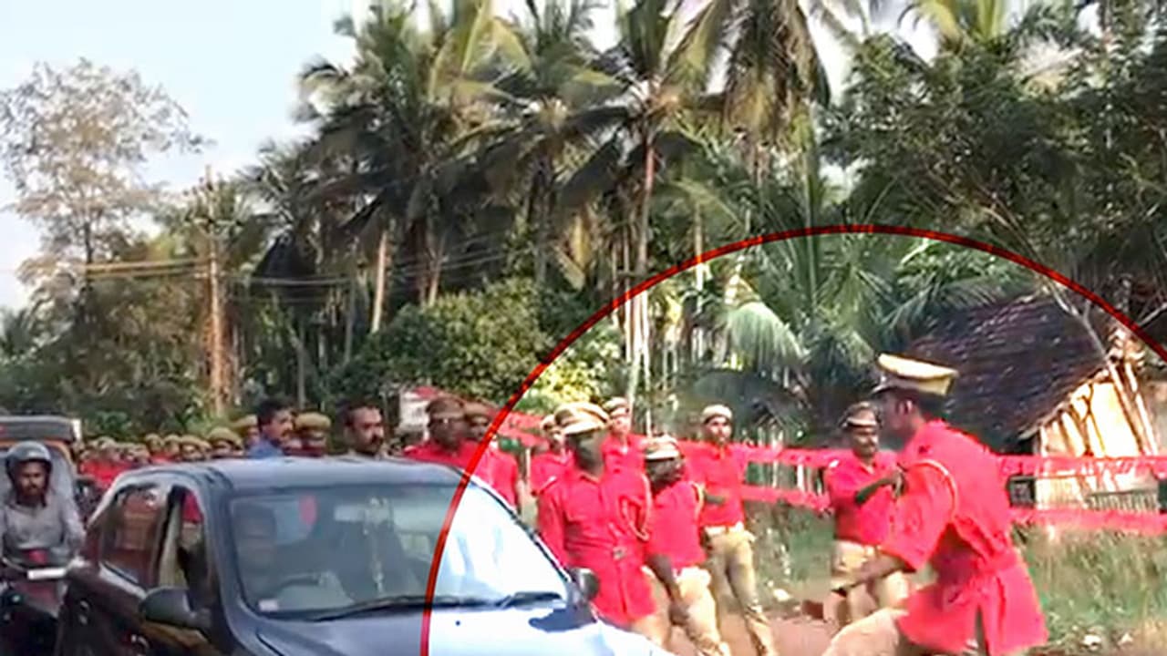 ജാഥയെ മറികടക്കാന് ശ്രമിച്ചതിന് കാറിനോട് കലിപ്പ് തീര്ത്ത് ജാഥാ ക്യാപ്റ്റന് ജാഥയെ മറികടക്കാന് ശ്രമിച്ചതിന് കാറിനോട് കലിപ്പ് തീര്ത്ത് ജാഥാ ക്യാപ്റ്റന്