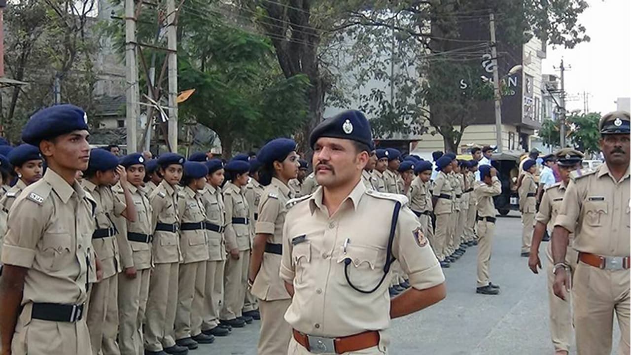 ಮಹಿಳೆ ಬೆತ್ತಲೆ ಕೇಸ್ : ಪ್ರಕರಣ ಭೇದಿಸಿದ ಪೊಲೀಸರಿಗೆ ರವಿ ಚನ್ನಣ್ಣವರ್ ಶ್ಲಾಘನೆ ಮಹಿಳೆ ಬೆತ್ತಲೆ ಕೇಸ್ : ಪ್ರಕರಣ ಭೇದಿಸಿದ ಪೊಲೀಸರಿಗೆ ರವಿ ಚನ್ನಣ್ಣವರ್ ಶ್ಲಾಘನೆ