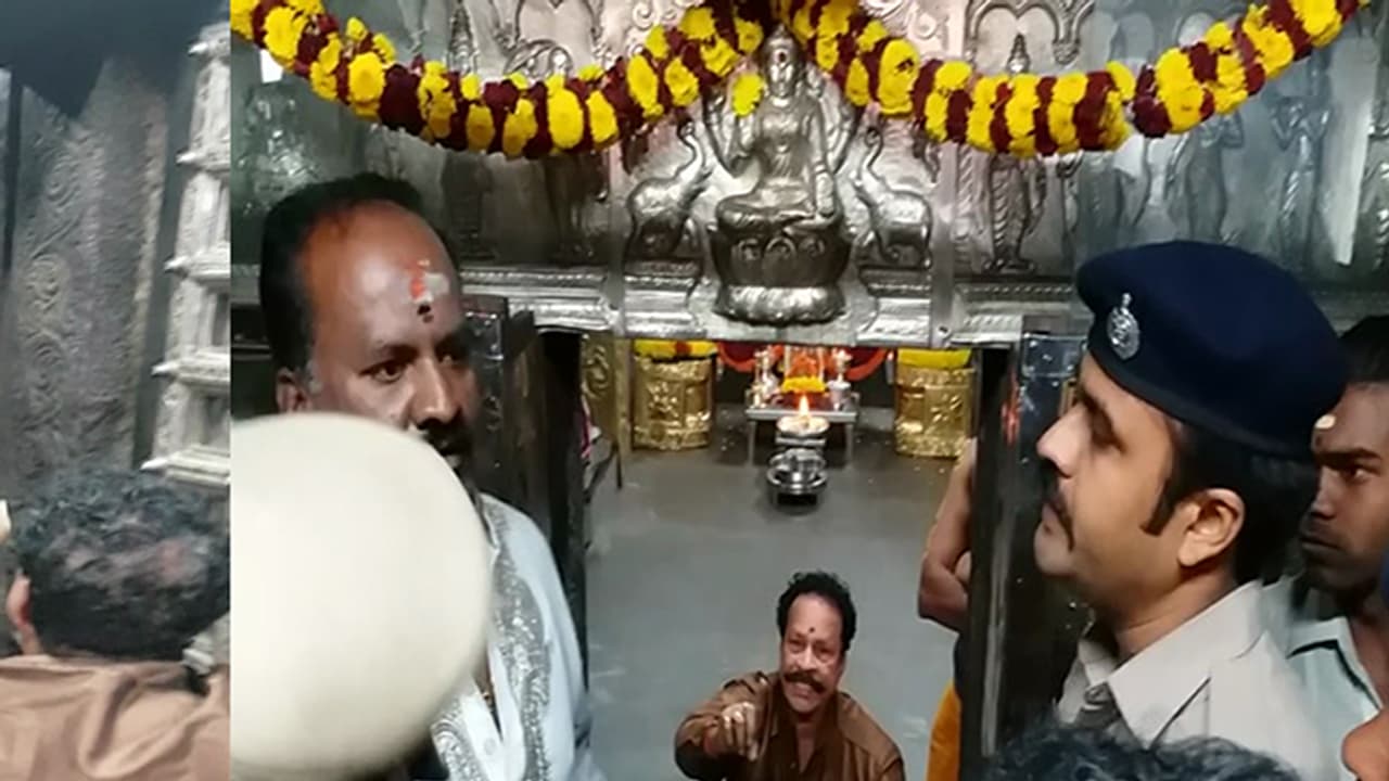 ಅರ್ಚಕರ ನೇಮಕಾತಿಯಲ್ಲಿ ಕಿತ್ತಾಟ: ಖಾಕಿ ನೇತೃತ್ವದಲ್ಲಿ ಹೊಸ ಅರ್ಚಕರ ಪ್ರವೇಶ ಅರ್ಚಕರ ನೇಮಕಾತಿಯಲ್ಲಿ ಕಿತ್ತಾಟ: ಖಾಕಿ ನೇತೃತ್ವದಲ್ಲಿ ಹೊಸ ಅರ್ಚಕರ ಪ್ರವೇಶ