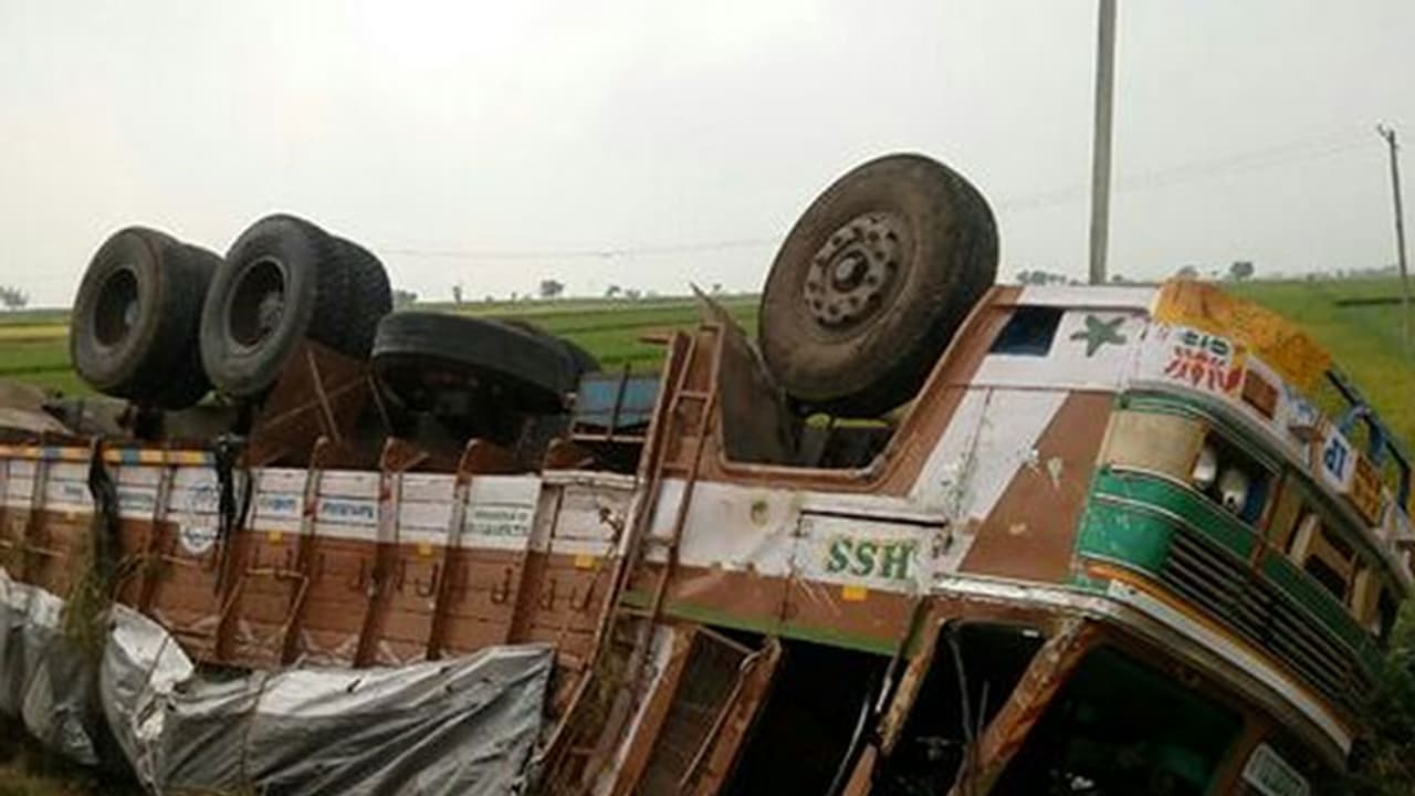 ರಾಯಚೂರಿನಲ್ಲಿ ನೋಟಿನ ಲಾರಿ ಪಲ್ಟಿ ರಾಯಚೂರಿನಲ್ಲಿ ನೋಟಿನ ಲಾರಿ ಪಲ್ಟಿ