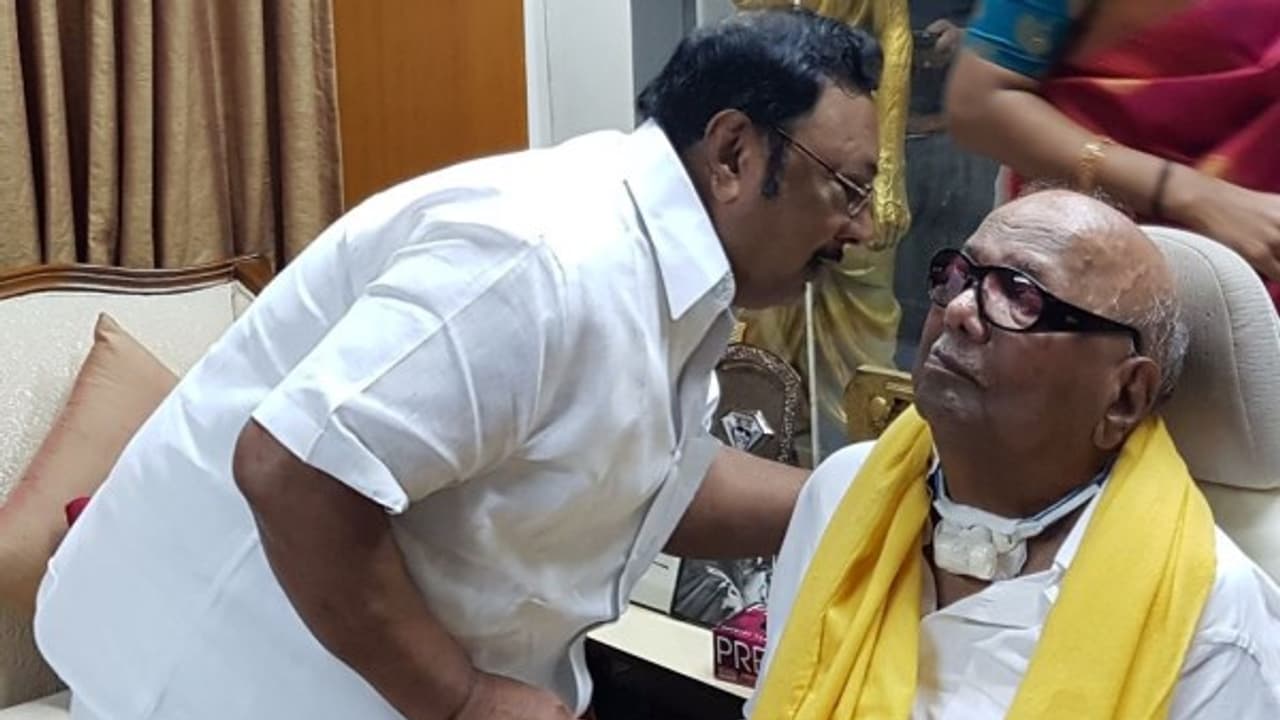 "அப்பா என்னோடு மதுரைக்கு வந்துருங்க..." கலைஞரிடம் கண்ணீர் விட்ட அழகிரி.... "அப்பா என்னோடு மதுரைக்கு வந்துருங்க..." கலைஞரிடம் கண்ணீர் விட்ட அழகிரி....