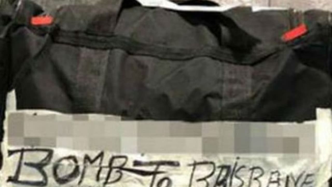 "பாம்பே பதில் பாம்" என எழுதிய மூதாட்டி..! ஸ்தம்பித்து போன விமான நிலையம்..! "பாம்பே பதில் பாம்" என எழுதிய மூதாட்டி..! ஸ்தம்பித்து போன விமான நிலையம்..!