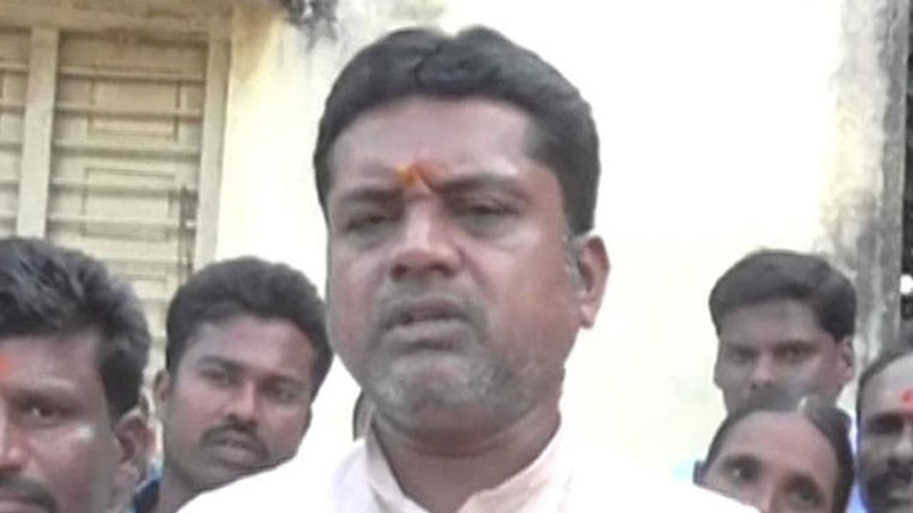 పోలీసు వేట: కేసీఆర్ తో భేటీకి పుట్ట మధు భార్య విఫలయత్నం పోలీసు వేట: కేసీఆర్ తో భేటీకి పుట్ట మధు భార్య విఫలయత్నం