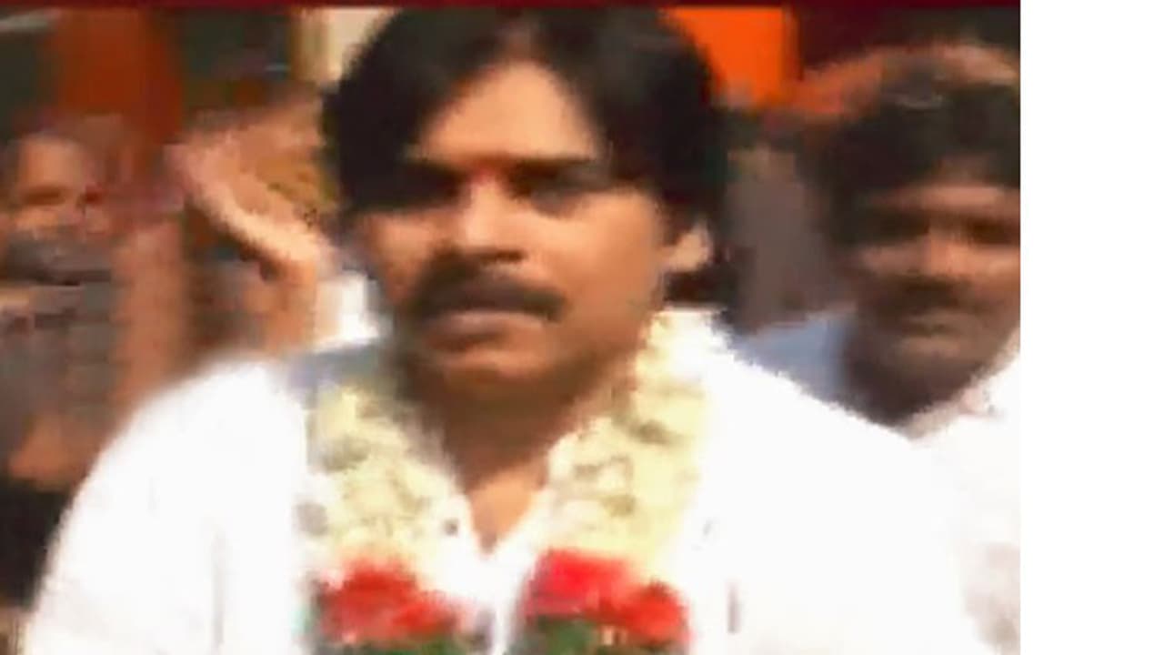 కొండగట్టులో ప్రత్యేక పూజలు చేసిన పవన్ కొండగట్టులో ప్రత్యేక పూజలు చేసిన పవన్