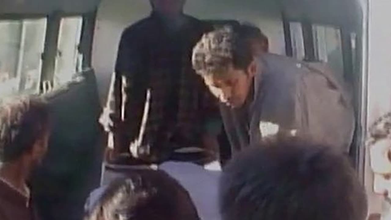 ಕಾಶ್ಮೀರದಲ್ಲಿ ವೀರ ಯೋಧನ ಅಂತ್ಯಸಂಸ್ಕಾರದ ವೇಳೆಯೂ ಕಲ್ಲುತೂರಾಟ ಕಾಶ್ಮೀರದಲ್ಲಿ ವೀರ ಯೋಧನ ಅಂತ್ಯಸಂಸ್ಕಾರದ ವೇಳೆಯೂ ಕಲ್ಲುತೂರಾಟ