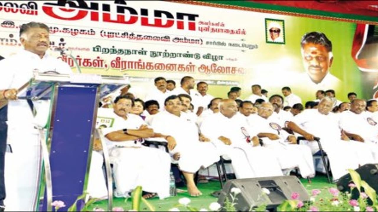 ''டீக்கடையில் டீ குடிக்கிறார்; ஆனால், டீக்கடையே நாங்கதான் நடத்துறோம்'' ஸ்டாலினை ஓட்டும் குசும்புகார பன்னீரு... ''டீக்கடையில் டீ குடிக்கிறார்; ஆனால், டீக்கடையே நாங்கதான் நடத்துறோம்'' ஸ்டாலினை ஓட்டும் குசும்புகார பன்னீரு...