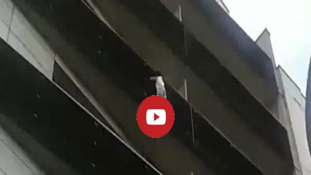 4 வது மாடியில் தொங்கிக் கொண்டிருந்த குழந்தையைக் காப்பாற்றிய நிஜ ஸ்பைடர்மேன்...! வைரலாகும் வீடியோ