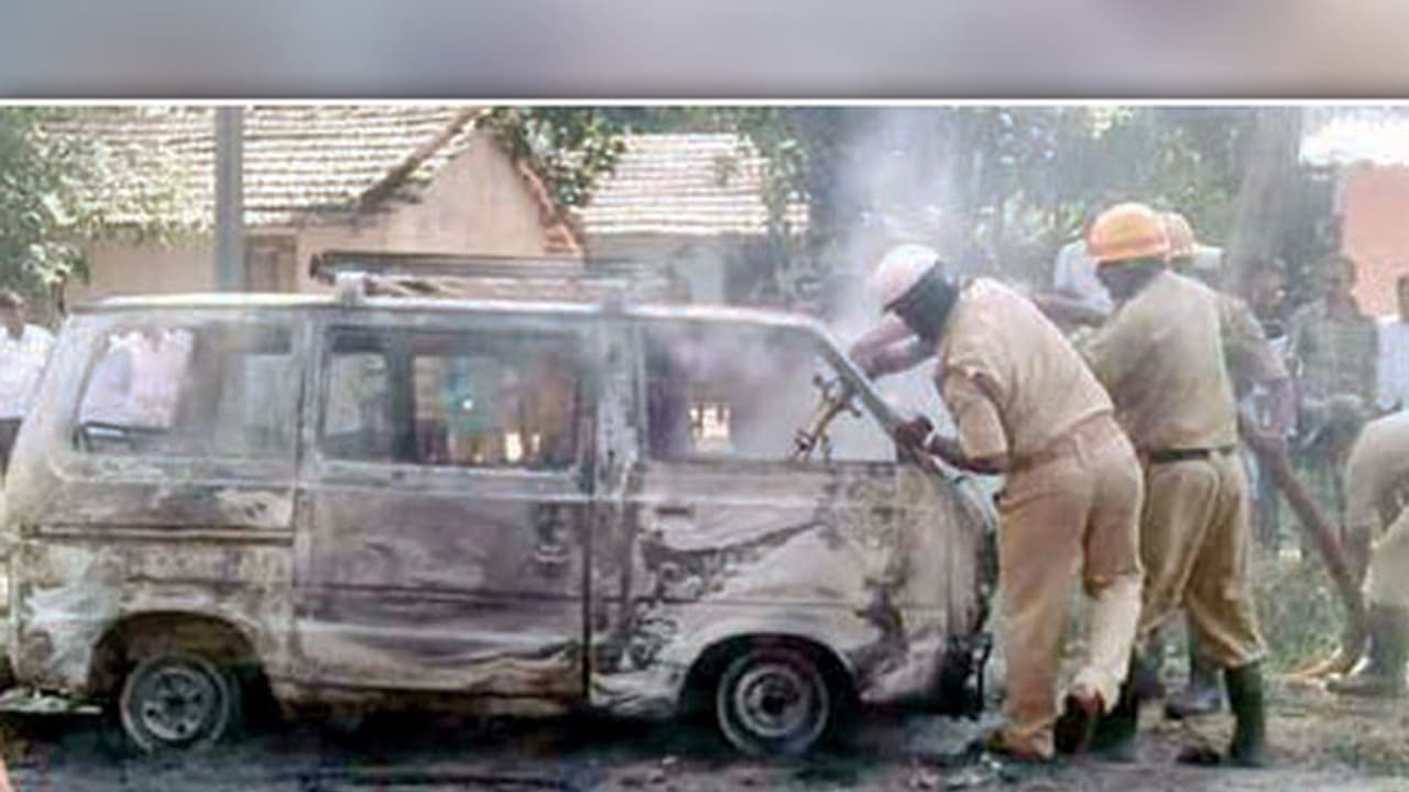 ಹೊಸನಗರದಲ್ಲಿ ಹೊತ್ತಿ ಉರಿದ ಓಮ್ನಿ ಕಾರು ಹೊಸನಗರದಲ್ಲಿ ಹೊತ್ತಿ ಉರಿದ ಓಮ್ನಿ ಕಾರು