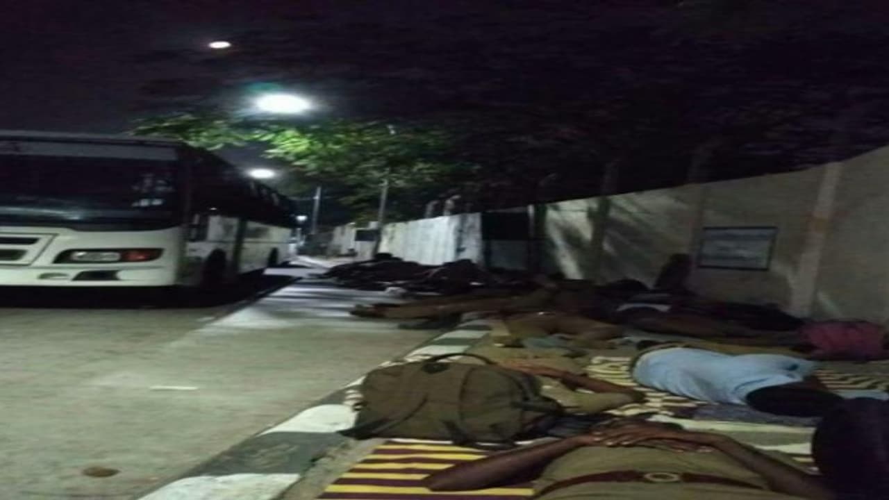 ஆர்.கே நகர் தேர்தல்..கொடுமையின் உச்சத்தில் காவலர்கள்..இந்த படத்தை ஜூம் பண்ணி பாருங்க... ஆர்.கே நகர் தேர்தல்..கொடுமையின் உச்சத்தில் காவலர்கள்..இந்த படத்தை ஜூம் பண்ணி பாருங்க...