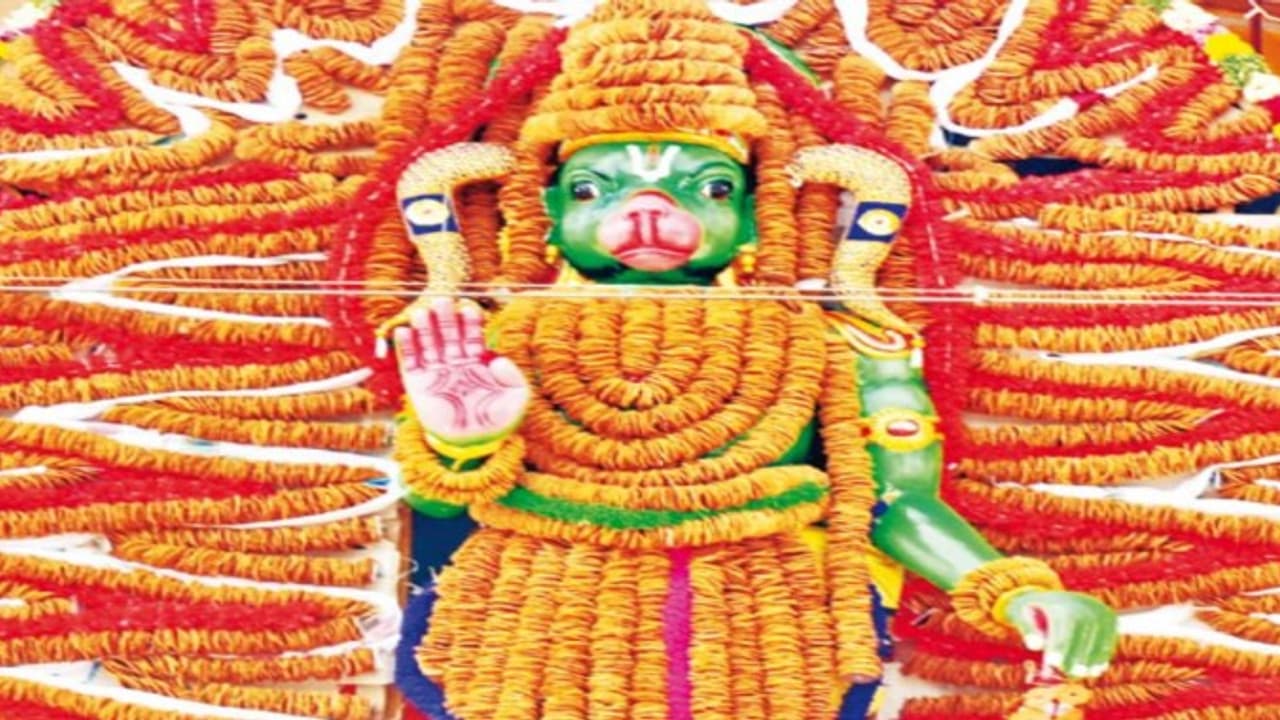 அமாவாசையன்று 27 ஆயிரம் வடைகளை ருசிபார்த்த ஆஞ்சநேயர்… அமாவாசையன்று 27 ஆயிரம் வடைகளை ருசிபார்த்த ஆஞ்சநேயர்…