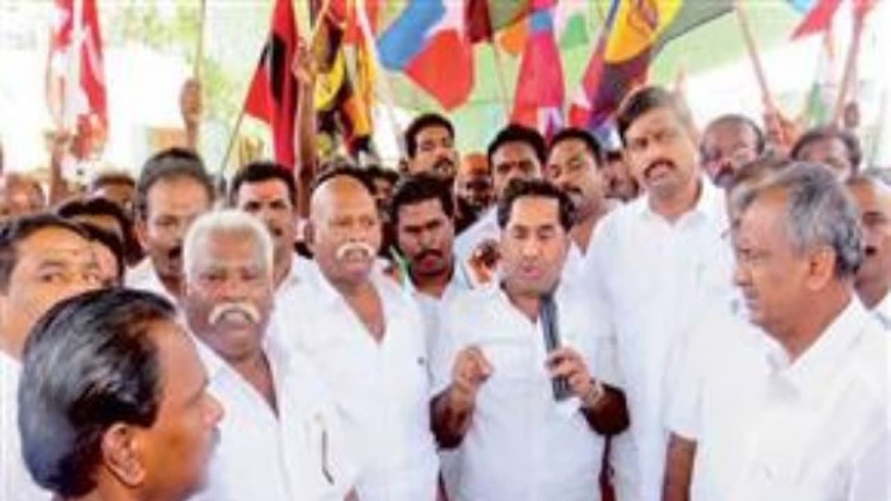 ஒரே இடத்தில் அரசின் நான்கு சாராயக் கடைகள்; மூடக்கோரி மக்கள் முற்றுகைப் போராட்டம்… ஒரே இடத்தில் அரசின் நான்கு சாராயக் கடைகள்; மூடக்கோரி மக்கள் முற்றுகைப் போராட்டம்…