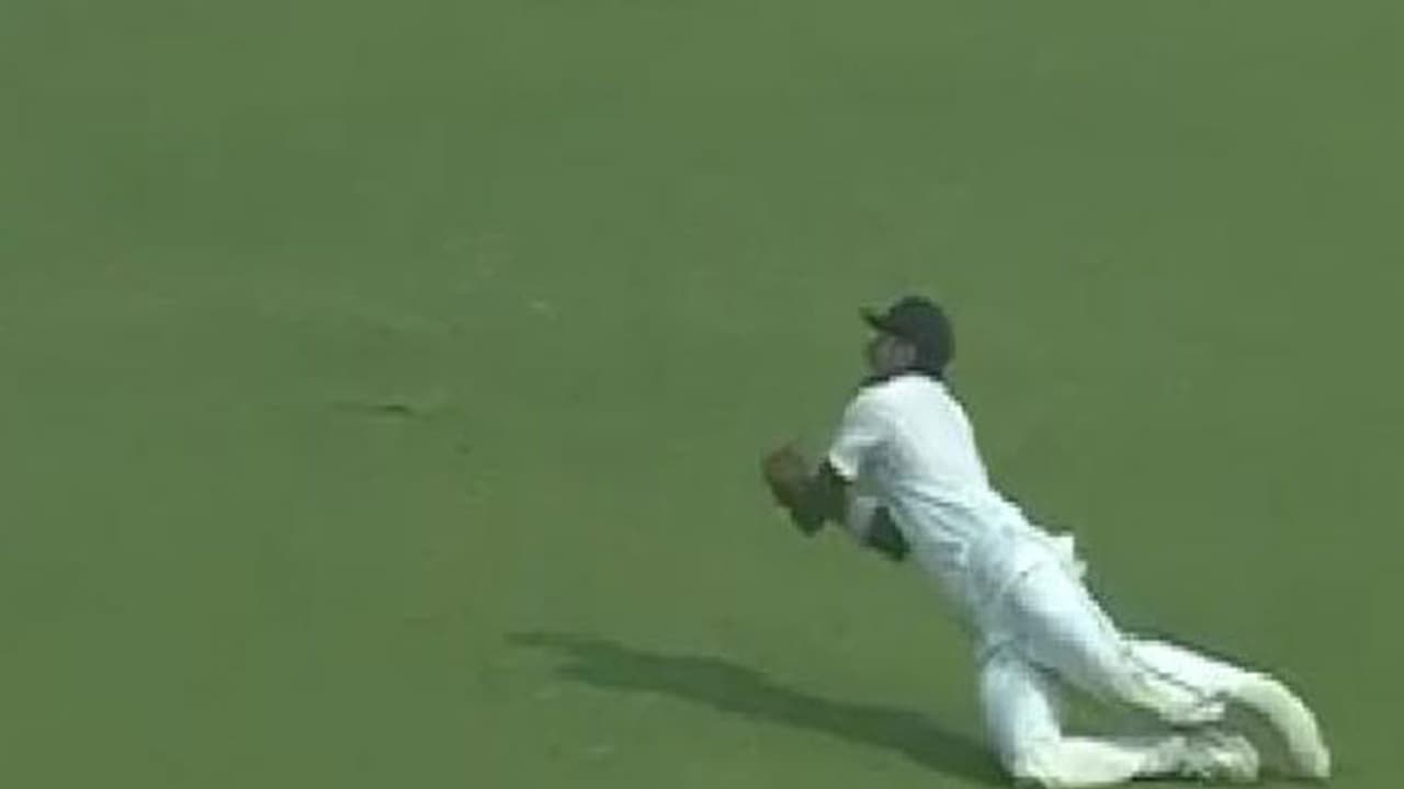 ഷൂസ് പോയാലും വേണ്ടില്ല ക്യാച്ച് വിടില്ല;ഗ്യാലറിയില് ചിരി പടര്ത്തിയ ഭീകര ക്യാച്ച് ഷൂസ് പോയാലും വേണ്ടില്ല ക്യാച്ച് വിടില്ല;ഗ്യാലറിയില് ചിരി പടര്ത്തിയ ഭീകര ക്യാച്ച്