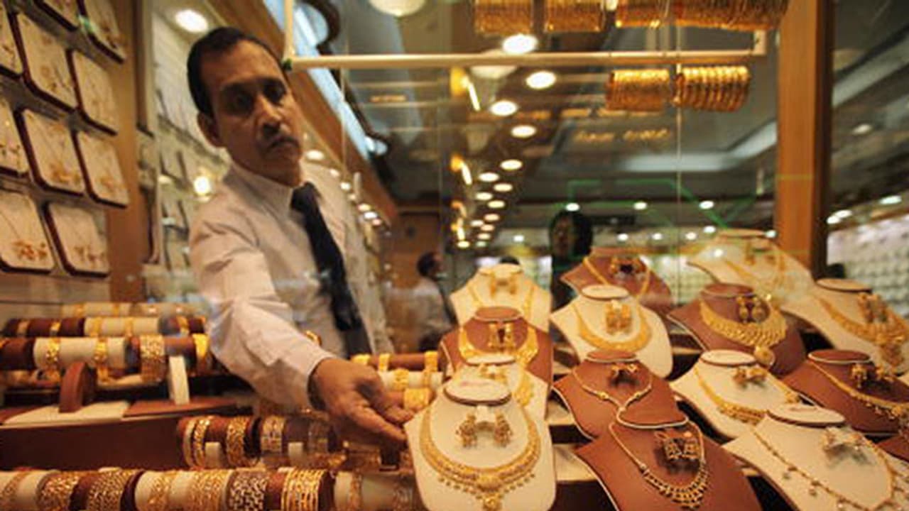 ദുബായിൽ സ്വർണ്ണത്തിന് ഇന്ത്യയേക്കാൾ വില കുറവെന്തുകൊണ്ട്? കൊണ്ടുവരുമ്പോൾ ശ്രദ്ധിക്കേണ്ട കാര്യങ്ങൾ