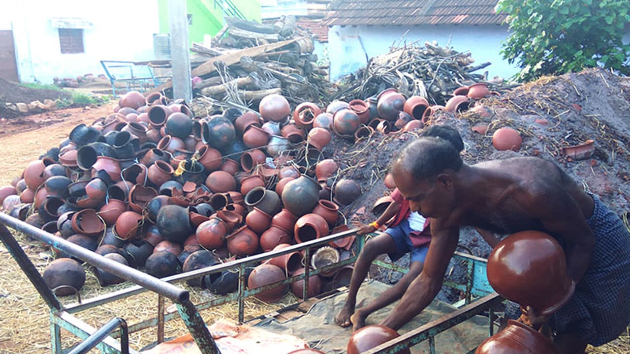 തേന്ത്തൊട്ടെയിലെ പൊട്ടിപ്പൊളിഞ്ഞ ജീവിതങ്ങള് തേന്ത്തൊട്ടെയിലെ പൊട്ടിപ്പൊളിഞ്ഞ ജീവിതങ്ങള്