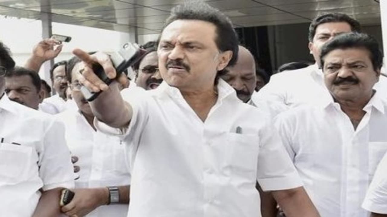 என்ன ஆட்சி நடத்தறீங்க நீங்க லெப்ட் ரைட் வாங்கிய ஸ்டாலின் என்ன ஆட்சி நடத்தறீங்க நீங்க லெப்ட் ரைட் வாங்கிய ஸ்டாலின்