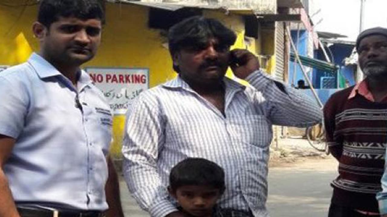 ಮೃತ ತಾಯಿ ದೇಹದ ಮೇಲೆಯೇ ನಿದ್ರಿಸಿದ ಮುಗ್ಧ ಕಂದಮ್ಮ ಮೃತ ತಾಯಿ ದೇಹದ ಮೇಲೆಯೇ ನಿದ್ರಿಸಿದ ಮುಗ್ಧ ಕಂದಮ್ಮ