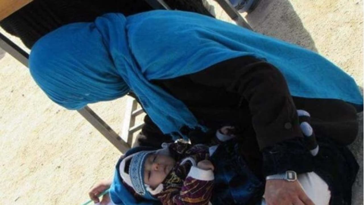 2 மாத கைக்குழந்தையுடன்...தரையில் அமர்ந்து தேர்வெழுதிய பெண்..! 2 மாத கைக்குழந்தையுடன்...தரையில் அமர்ந்து தேர்வெழுதிய பெண்..!