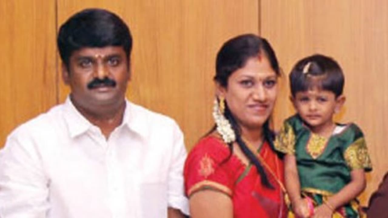 விஜயபாஸ்கர் மனைவிக்கு சம்மன் வருமானவரித்துறை அதிரடி!!! விஜயபாஸ்கர் மனைவிக்கு சம்மன் வருமானவரித்துறை அதிரடி!!!