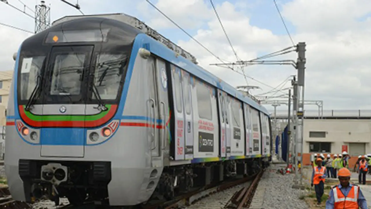 టీఎస్ఆర్టీసి సమ్మె: హైదరాబాదులో అదనపు మెట్రో రైళ్లు ఇలా... టీఎస్ఆర్టీసి సమ్మె: హైదరాబాదులో అదనపు మెట్రో రైళ్లు ఇలా...