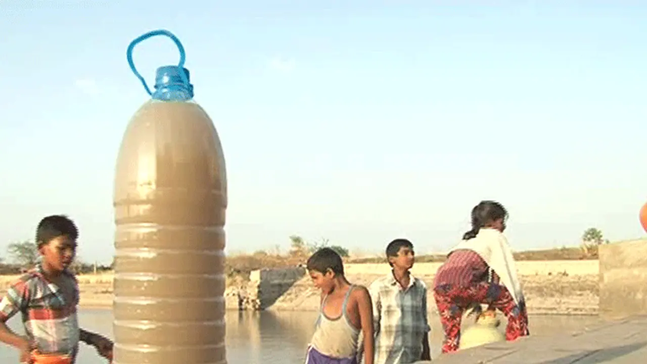 ರಾಯಚೂರು: ನದಿಗಳು ಎರಡಿದ್ದರೂ ಕುಡಿಯಲು ನೀರಿಲ್ಲ! ರಾಯಚೂರು: ನದಿಗಳು ಎರಡಿದ್ದರೂ ಕುಡಿಯಲು ನೀರಿಲ್ಲ!