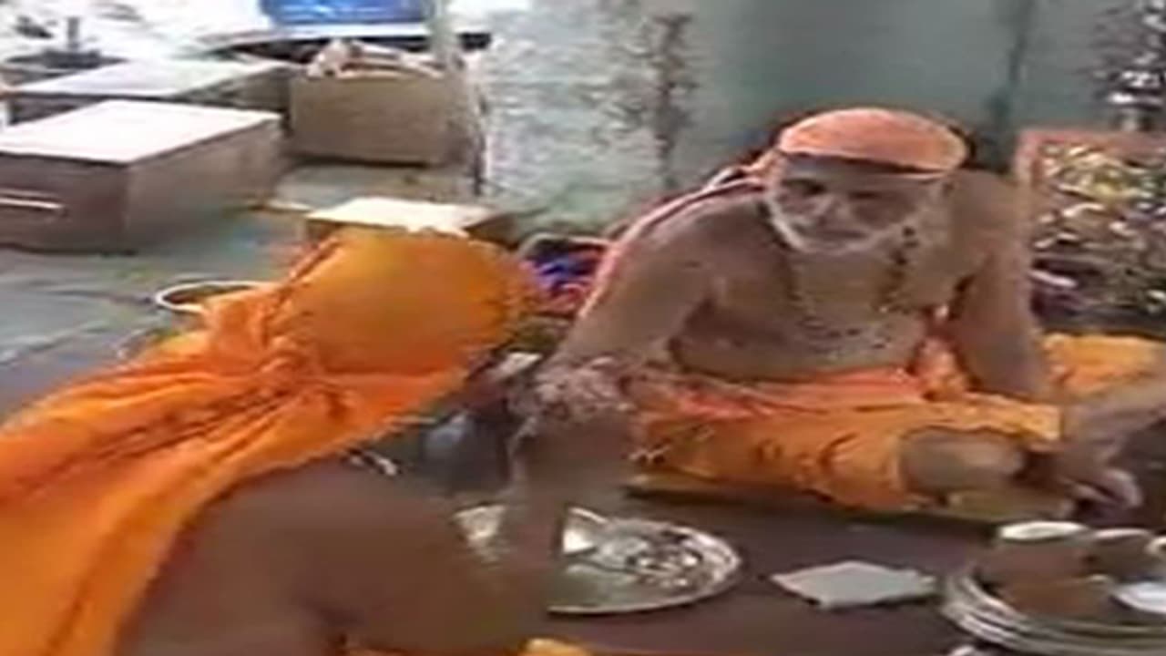 ತುಳಸಿ ಹಾರ ಹಾಕುವ ವಿಚಾರಕ್ಕೆ ಇಬ್ಬರು ಸ್ವಾಮೀಜಿಗಳ ನಡುವೆ ಗಲಾಟೆ ತುಳಸಿ ಹಾರ ಹಾಕುವ ವಿಚಾರಕ್ಕೆ ಇಬ್ಬರು ಸ್ವಾಮೀಜಿಗಳ ನಡುವೆ ಗಲಾಟೆ