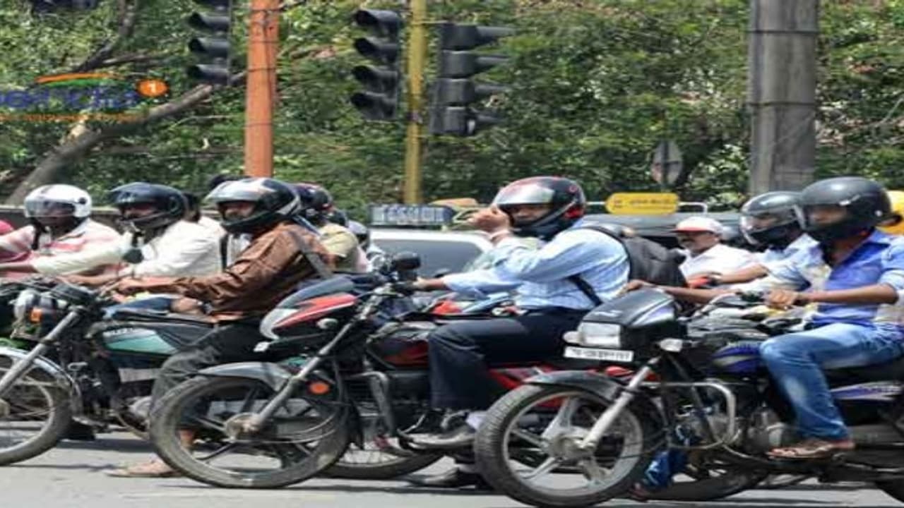 மதுரையில் ஏப்.1 முதல் ஹெல்மெட் கட்டாயம் மீறினால் வாகன ஓட்டுர் உரிமம் பறிமுதல் மதுரையில் ஏப்.1 முதல் ஹெல்மெட் கட்டாயம் மீறினால் வாகன ஓட்டுர் உரிமம் பறிமுதல்