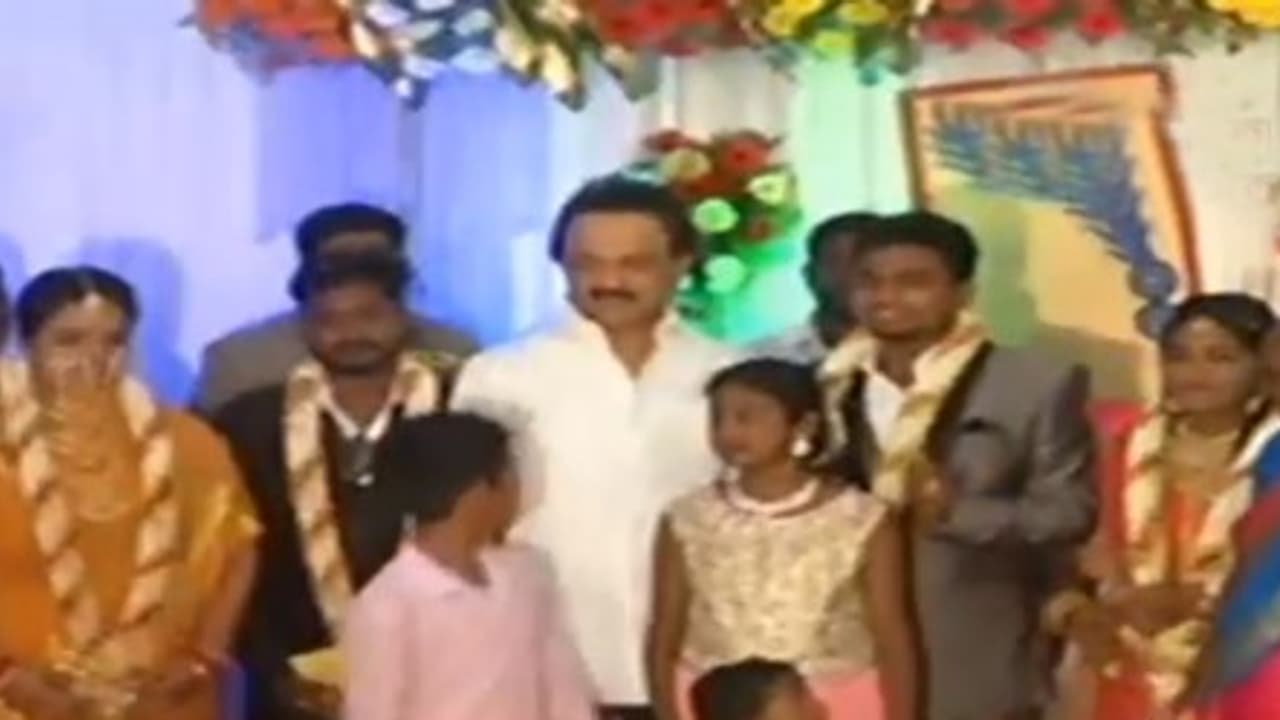 பஜ்ஜிக் கடைக்காரருக்கு இன்ப அதிர்ச்சி கொடுத்த ஸ்டாலின்… சர்ப்ரைசாக கல்யாணத்துக்குச் சென்று வாழ்த்து.. பஜ்ஜிக் கடைக்காரருக்கு இன்ப அதிர்ச்சி கொடுத்த ஸ்டாலின்… சர்ப்ரைசாக கல்யாணத்துக்குச் சென்று வாழ்த்து..