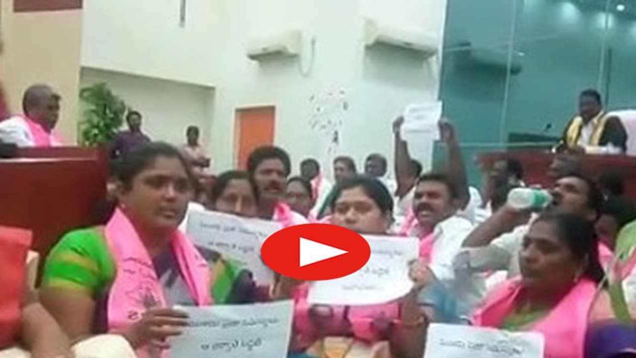 బ్రేకింగ్... రామగుండం టిఆర్ఎస్ లో రచ్చ (వీడియో) బ్రేకింగ్... రామగుండం టిఆర్ఎస్ లో రచ్చ (వీడియో)