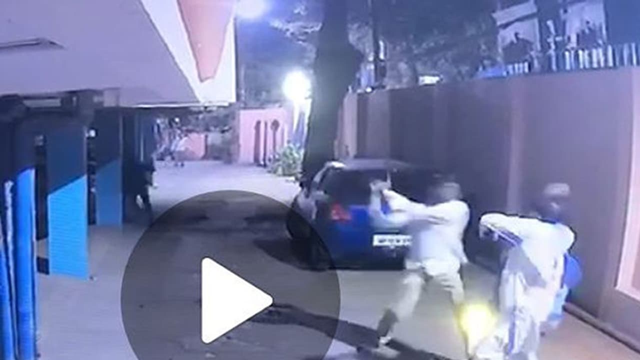 రిటైర్డ్ నావీ ఆఫిసర్ పై కత్తులతో దాడి (వీడియో) రిటైర్డ్ నావీ ఆఫిసర్ పై కత్తులతో దాడి (వీడియో)