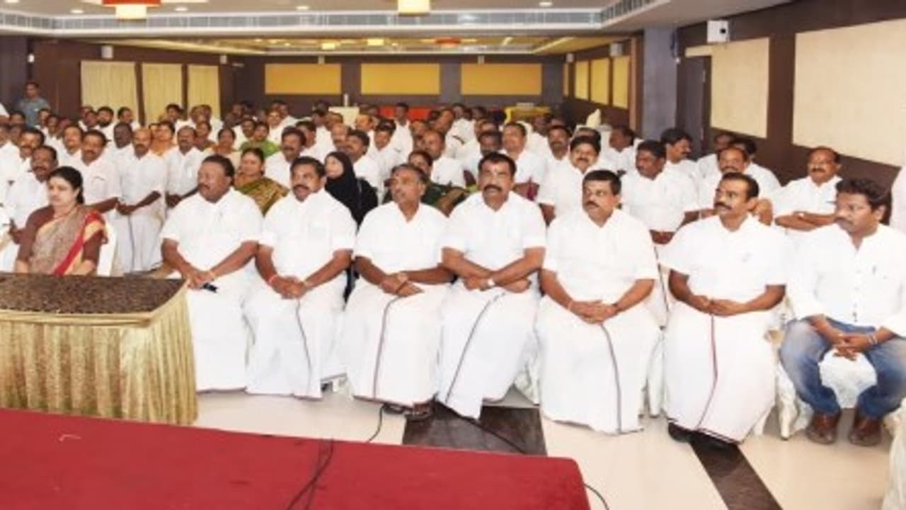 விஸ்வரூபம் எடுக்கும் கூவத்தூர் பணப்பட்டுவாடா விவகாரம் திமுக உயர்நீதிமன்றத்தில் முறையீடு விஸ்வரூபம் எடுக்கும் கூவத்தூர் பணப்பட்டுவாடா விவகாரம் திமுக உயர்நீதிமன்றத்தில் முறையீடு