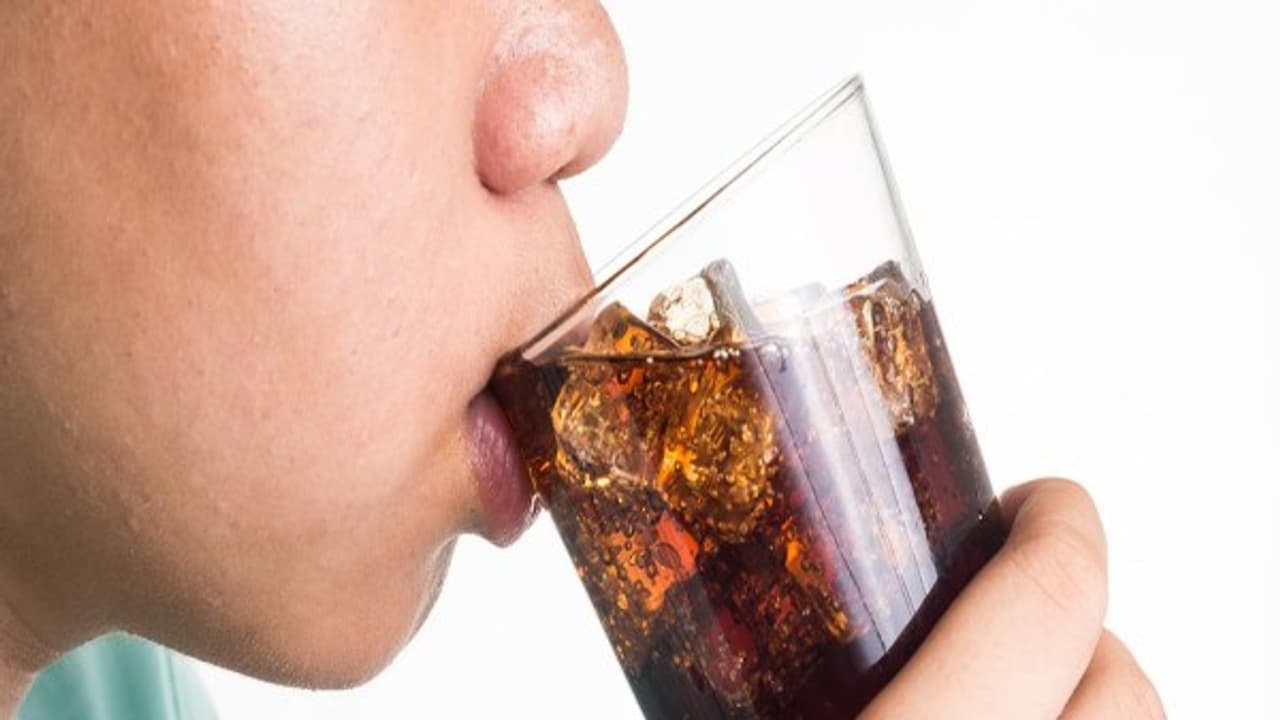 அடிக்கடி சோடா குடிக்கும் பழக்கம் உடையவரா நீங்கள்? உங்களுக்கு இவ்வளவு ஆபத்துகள் வரும்... அடிக்கடி சோடா குடிக்கும் பழக்கம் உடையவரா நீங்கள்? உங்களுக்கு இவ்வளவு ஆபத்துகள் வரும்...