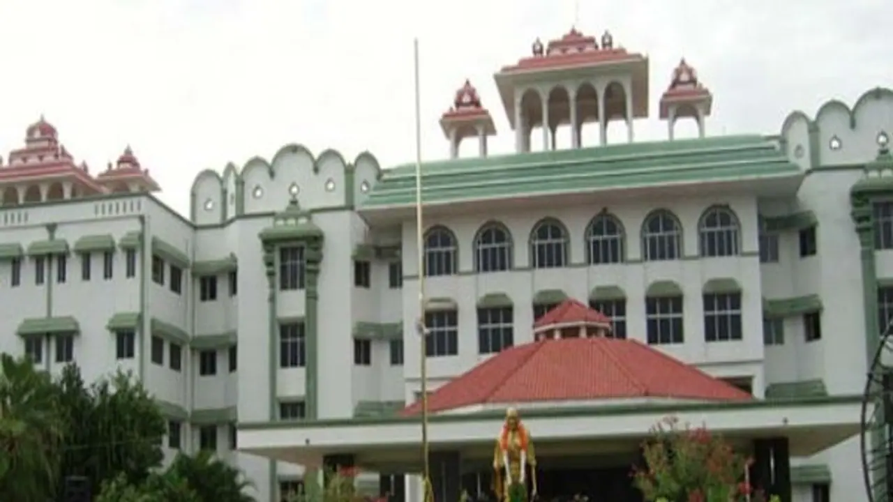 மணல் குவாரிகளை மூடியே ஆகணும்…. தமிழக அரசுக்கு உயர்நீதிமன்ற மதுரை கிளை மீண்டும் அதிரடி உத்தரவு…. மணல் குவாரிகளை மூடியே ஆகணும்…. தமிழக அரசுக்கு உயர்நீதிமன்ற மதுரை கிளை மீண்டும் அதிரடி உத்தரவு….