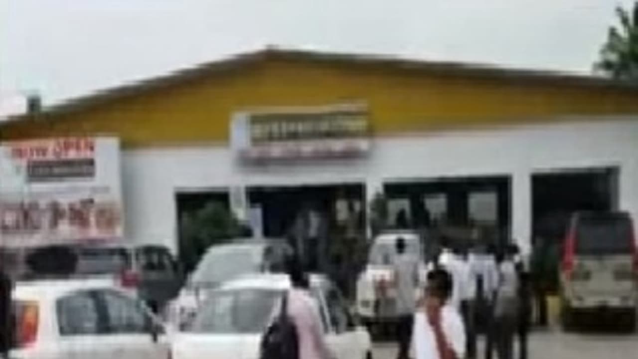 மீண்டும் ஒரு கூவத்தூரா? புதுவை பயணமாகும் டிடிவி எம்.எல்.ஏ.க்கள்....! மீண்டும் ஒரு கூவத்தூரா? புதுவை பயணமாகும் டிடிவி எம்.எல்.ஏ.க்கள்....!