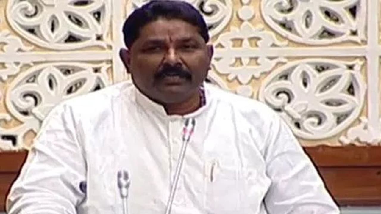 స్కూటీని ఢీకొట్టిన మాజీ ఎమ్మెల్యే వాహనం.. తృటిలో తప్పిన ప్రాణాపాయం.. స్కూటీని ఢీకొట్టిన మాజీ ఎమ్మెల్యే వాహనం.. తృటిలో తప్పిన ప్రాణాపాయం..