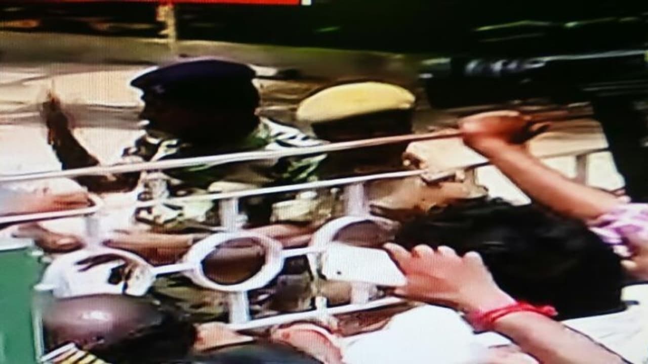 ரெய்டில்....திடிரென ஓட்டம் பிடித்த வெள்ளை சட்டைக்காரர்....விடாதே பிடி பிடி என துரத்திய போலீசார் ரெய்டில்....திடிரென ஓட்டம் பிடித்த வெள்ளை சட்டைக்காரர்....விடாதே பிடி பிடி என துரத்திய போலீசார்