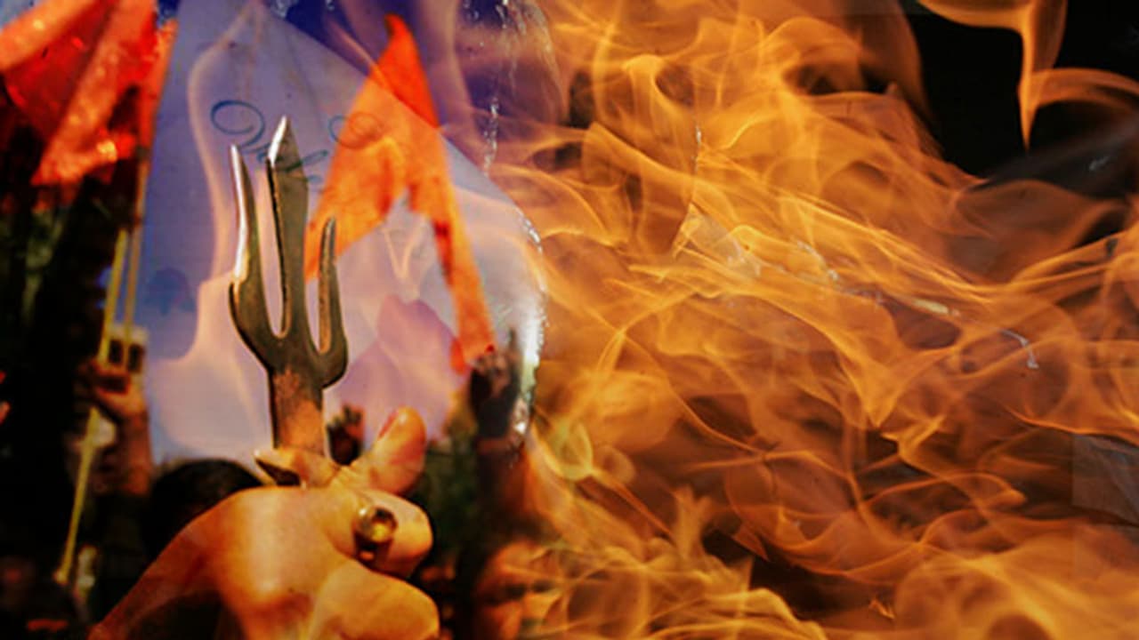 Kochi’s Kiss of Love: Here's why Shiv Sena’s selective moral policing is problematic Kochi’s Kiss of Love: Here's why Shiv Sena’s selective moral policing is problematic