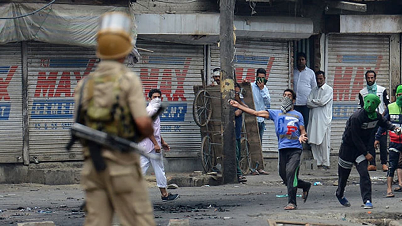 ಪೆಲೆಟ್ ಗನ್'ನಿಂದ ಮತ್ತೊಂದು ಸಾವು; ಕಾಶ್ಮೀರ ಕಣಿವೆಯಲ್ಲಿ ಮತ್ತೆ ಭೋರ್ಗರೆದ ಪ್ರತಿಭಟನೆ ಪೆಲೆಟ್ ಗನ್'ನಿಂದ ಮತ್ತೊಂದು ಸಾವು; ಕಾಶ್ಮೀರ ಕಣಿವೆಯಲ್ಲಿ ಮತ್ತೆ ಭೋರ್ಗರೆದ ಪ್ರತಿಭಟನೆ