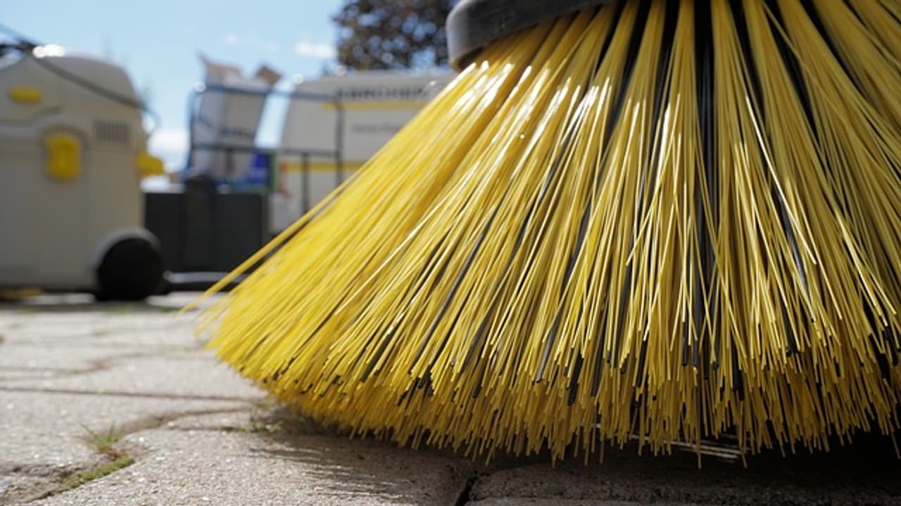 వేములవాడ ఆర్డీవో కార్యాలయంలో వీఆర్ఏతో స్వీపర్ పనులు చేయిస్తున్న అధికారులు