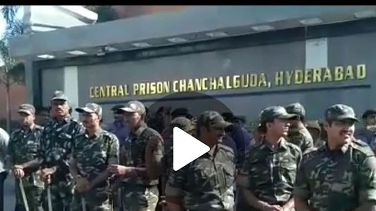 చంచల్ గూడలో టెన్షన్ టెన్షన్ (వీడియో) చంచల్ గూడలో టెన్షన్ టెన్షన్ (వీడియో)