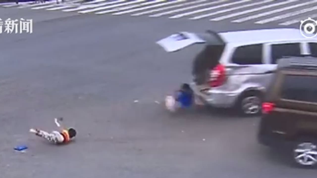 ഓടിക്കൊണ്ടിരുന്ന കാറില് നിന്നും തെറിച്ചു വീഴുന്ന കുട്ടികള്;വീഡിയോ ഓടിക്കൊണ്ടിരുന്ന കാറില് നിന്നും തെറിച്ചു വീഴുന്ന കുട്ടികള്;വീഡിയോ