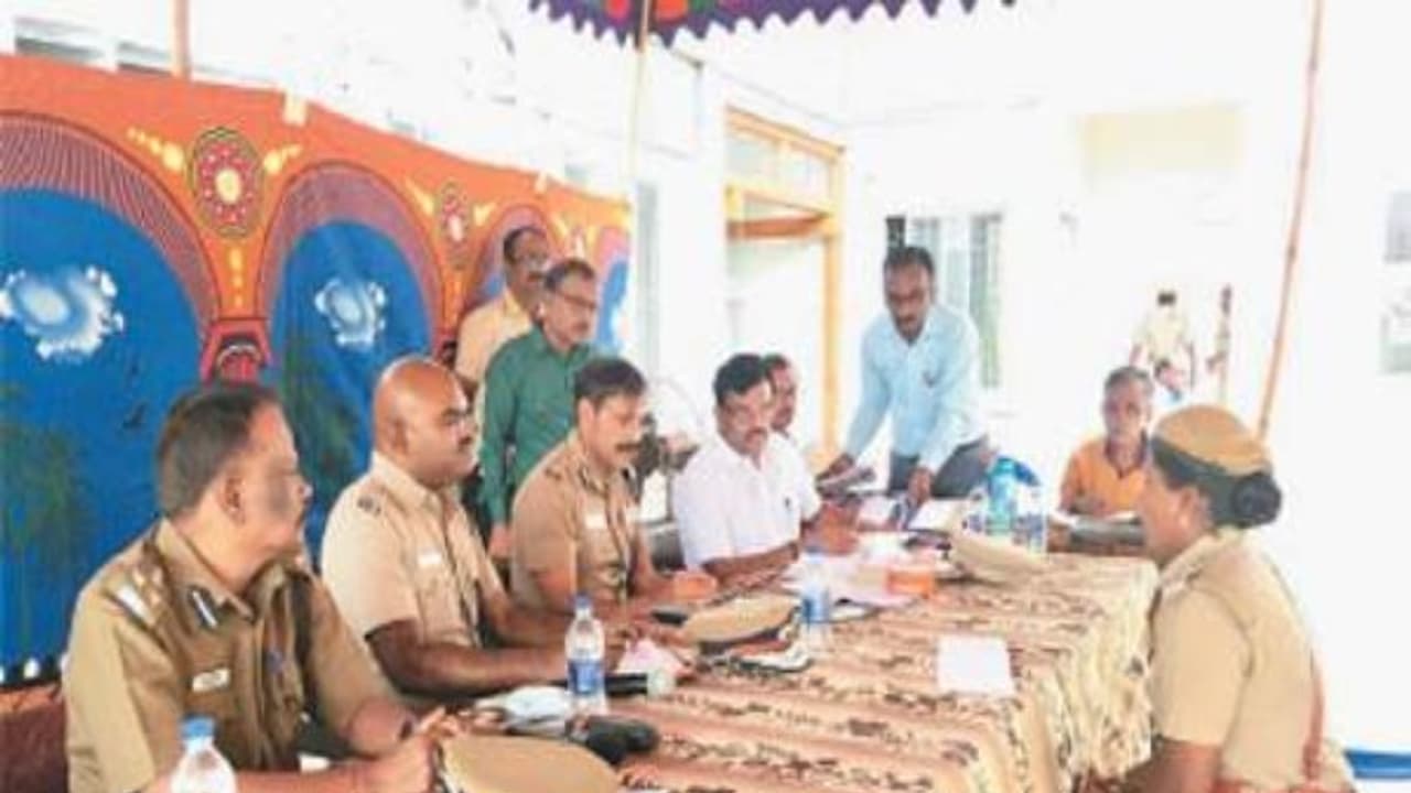 முதன்முறையாக குறைகேட்புக் கூட்டம்; மகிழ்ச்சியில் காவலர்கள்…!! முதன்முறையாக குறைகேட்புக் கூட்டம்; மகிழ்ச்சியில் காவலர்கள்…!!