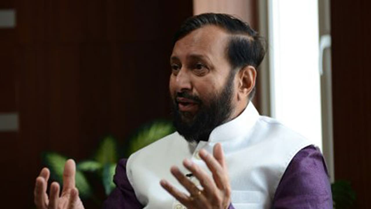 ಕೇಂದ್ರ ಸಚಿವ ಜಾವಡೇಕರ್ ಕೈಯಲ್ಲಿ ಇದ್ಯಾವ ಫೋನ್!!??