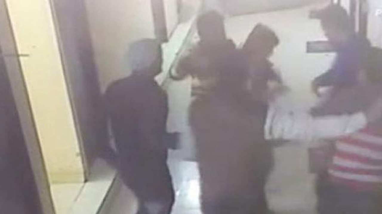 ഹോട്ടലില് റൂമില്ല, തൊഴിലാളികള്ക്ക് പൊലീസുകാരുടെ മര്ദ്ദനം വീഡിയോ ഹോട്ടലില് റൂമില്ല, തൊഴിലാളികള്ക്ക് പൊലീസുകാരുടെ മര്ദ്ദനം വീഡിയോ