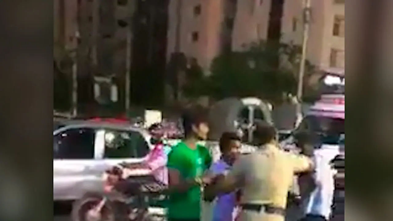 నా భార్యతోనే మాట్లాడతావా..? నీకెంత ధైర్యం నా భార్యతోనే మాట్లాడతావా..? నీకెంత ధైర్యం