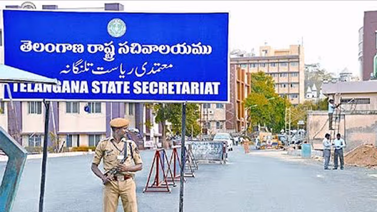 తెలంగాణ సర్కార్కు హైకోర్టు షాక్: 43 వేల జీవోలు మాయంపై నోటీసులు తెలంగాణ సర్కార్కు హైకోర్టు షాక్: 43 వేల జీవోలు మాయంపై నోటీసులు