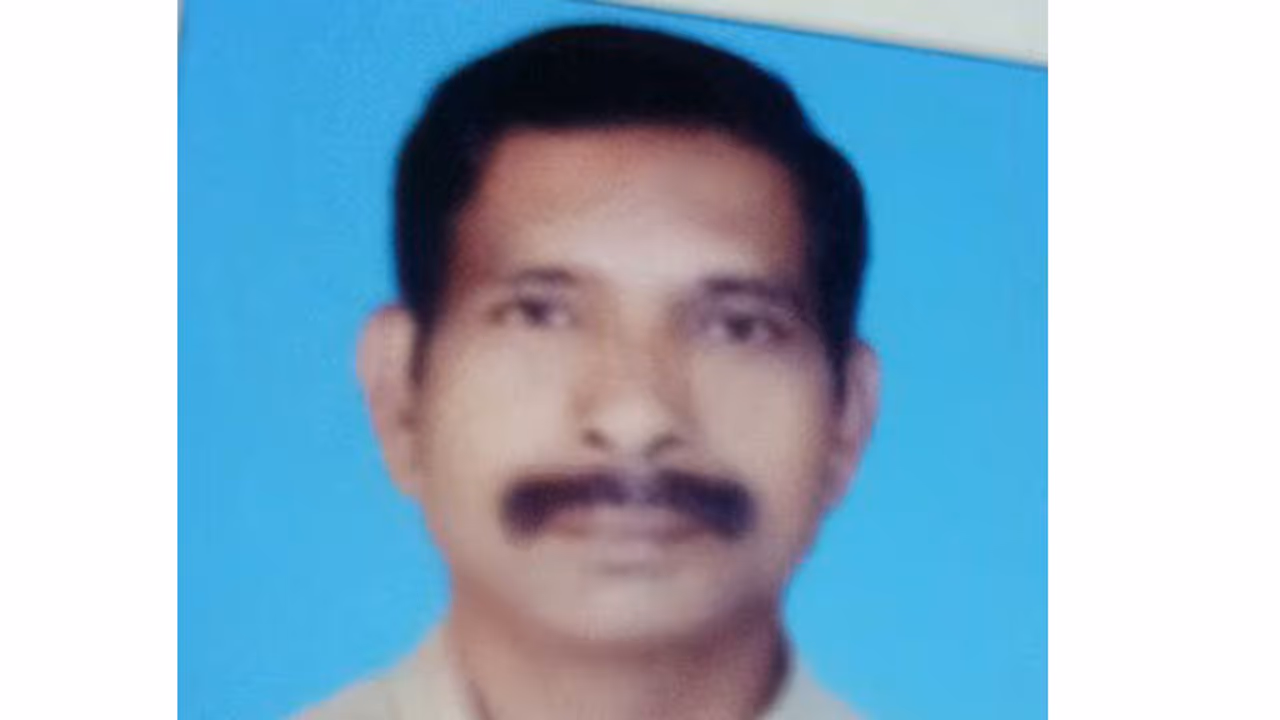 സമാന്തര സര്വീസ് കെഎസ്ആര്ടിസി സ്ക്വാഡ് പിടികൂടി; വാഹന ഉടമസ്ഥന് നെഞ്ചുവേദനയെ തുടര്ന്ന് മരിച്ചു സമാന്തര സര്വീസ് കെഎസ്ആര്ടിസി സ്ക്വാഡ് പിടികൂടി; വാഹന ഉടമസ്ഥന് നെഞ്ചുവേദനയെ തുടര്ന്ന് മരിച്ചു