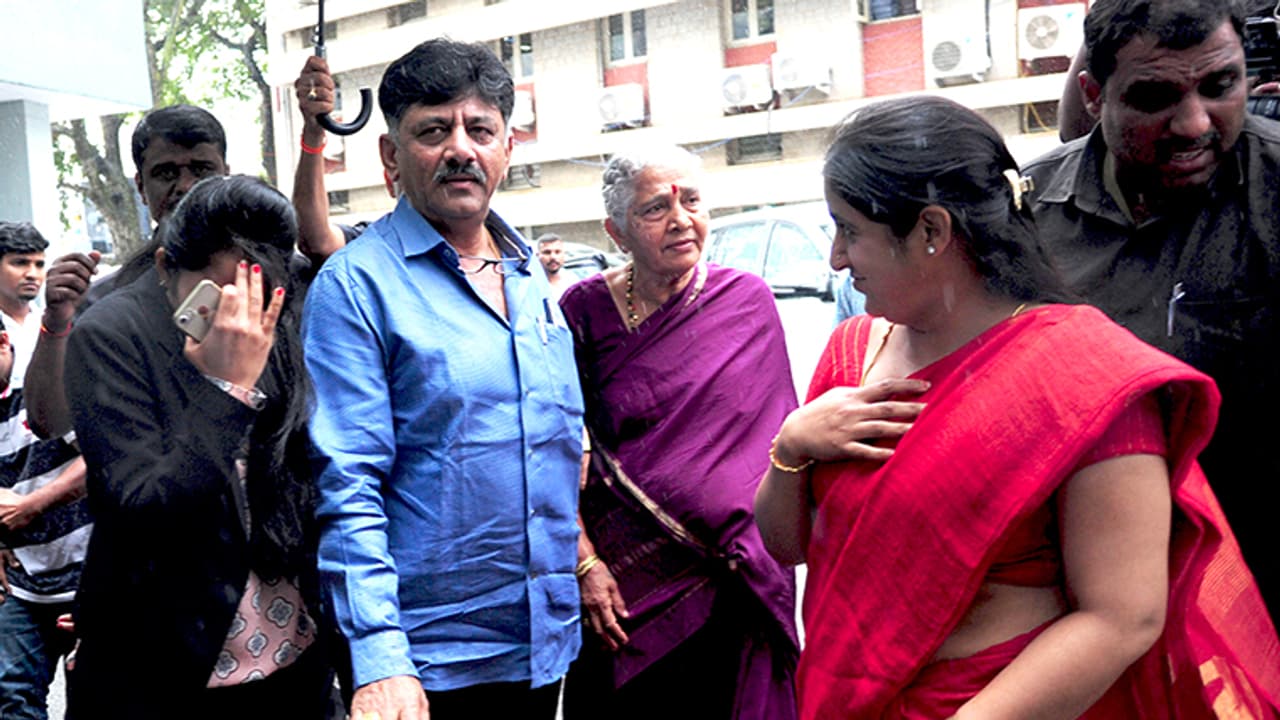 13 ಕೋಟಿ ರು. ಚಿನ್ನ ಖರೀದಿಸಿದ ಡಿ.ಕೆ.ಶಿವಕುಮಾರ್ ಪತ್ನಿ 13 ಕೋಟಿ ರು. ಚಿನ್ನ ಖರೀದಿಸಿದ ಡಿ.ಕೆ.ಶಿವಕುಮಾರ್ ಪತ್ನಿ