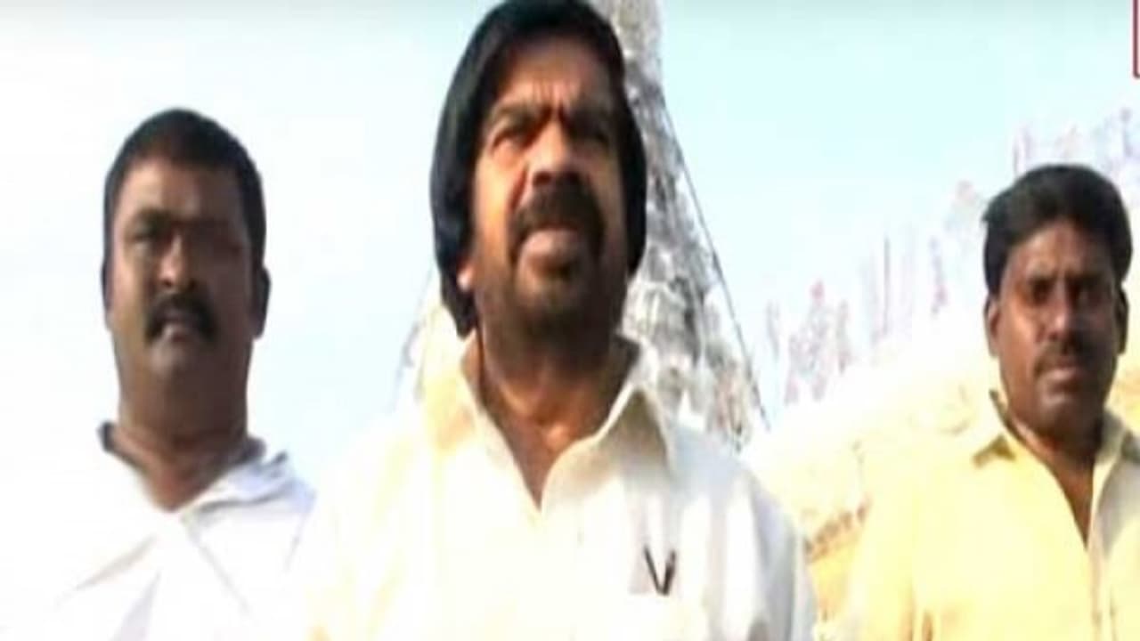 சிம்புவின் திருமணம்... திருப்பதிக்கு திடீர் விசிட் அடித்த டி.ஆர்... சிம்புவின் திருமணம்... திருப்பதிக்கு திடீர் விசிட் அடித்த டி.ஆர்...