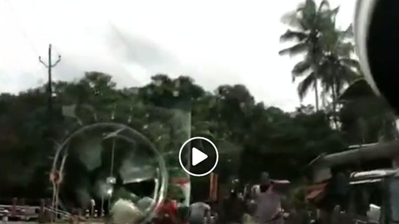 നടുറോഡില് വിവാഹ വാഹനത്തിന് നേരെ അക്രമം; പൊലീസ് കേസെടുത്തു നടുറോഡില് വിവാഹ വാഹനത്തിന് നേരെ അക്രമം; പൊലീസ് കേസെടുത്തു